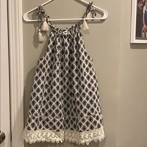 White old navy tank top with lace trim